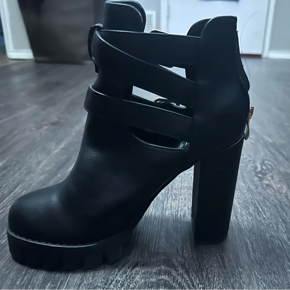 Nasty Gal 🖤 Heeled Cleated Cut-Out Faux Leather Buckle Biker Boots 👢🏍️ - Picture 8 of 9
